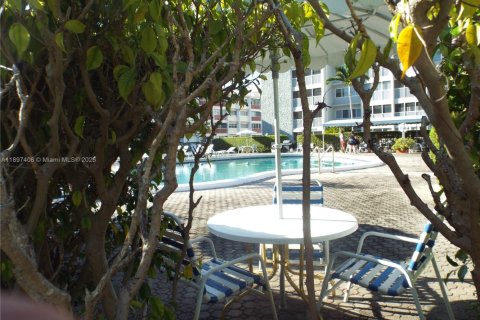 Купить кондоминиум в Халландейл-Бич, Флорида 2 спальни, 99.78м2, № 1949795 - фото 3