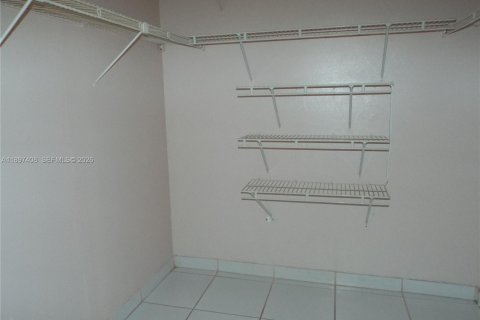 Купить кондоминиум в Халландейл-Бич, Флорида 2 спальни, 99.78м2, № 1949795 - фото 7