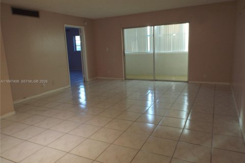 Купить кондоминиум в Халландейл-Бич, Флорида 2 спальни, 99.78м2, № 1949795 - фото 19