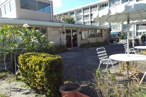 Купить кондоминиум в Халландейл-Бич, Флорида 2 спальни, 99.78м2, № 1949795 - фото 6