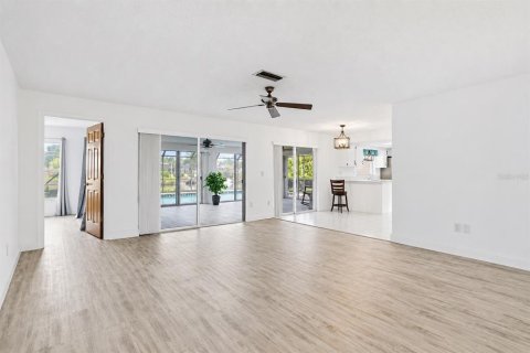 House in Palm Coast, Florida 3 bedrooms, 206.61 sq.m. № 2229467 - photo 11