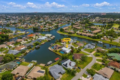 House in Palm Coast, Florida 3 bedrooms, 206.61 sq.m. № 2229467 - photo 4