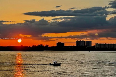 Снять в аренду кондоминиум в Бэл-Харбор, Флорида 1 спальня, 65.03м2, № 1993103 - фото 10