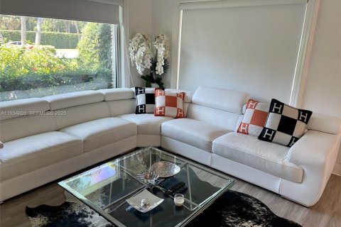 Снять в аренду кондоминиум в Бэл-Харбор, Флорида 1 спальня, 65.03м2, № 1993103 - фото 2