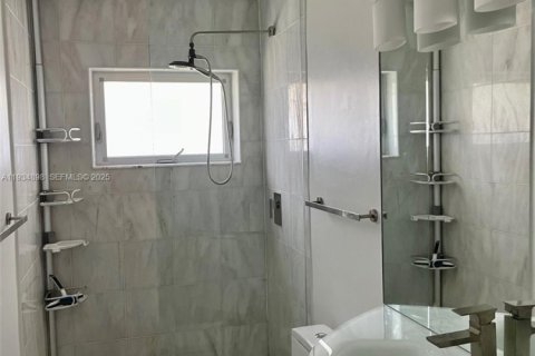 Снять в аренду кондоминиум в Бэл-Харбор, Флорида 1 спальня, 65.03м2, № 1993103 - фото 7