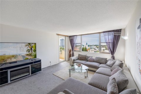Condo in Hallandale Beach, Florida, 1 bedroom  № 2022591 - photo 1