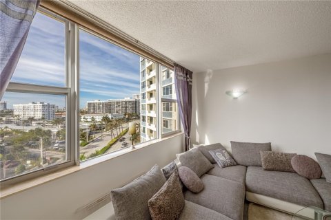 Condo in Hallandale Beach, Florida, 1 bedroom  № 2022591 - photo 6