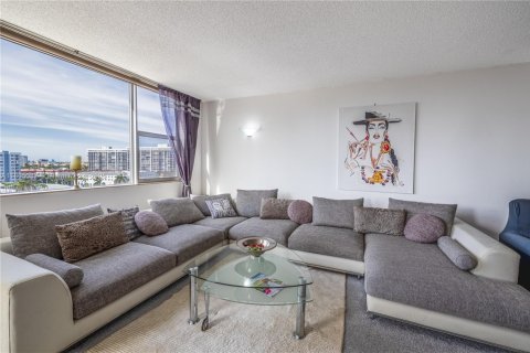 Condo in Hallandale Beach, Florida, 1 bedroom  № 2022591 - photo 5