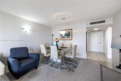 Condo in Hallandale Beach, Florida, 1 bedroom  № 2022591 - photo 16