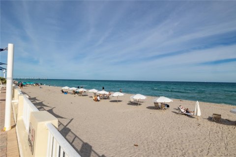 Condo in Hallandale Beach, Florida, 1 bedroom  № 2022591 - photo 2