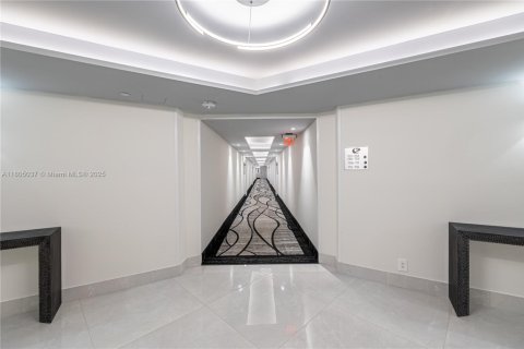 Condo in Hallandale Beach, Florida, 1 bedroom  № 2022591 - photo 13