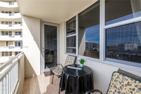 Condo in Hallandale Beach, Florida, 1 bedroom  № 2022591 - photo 21