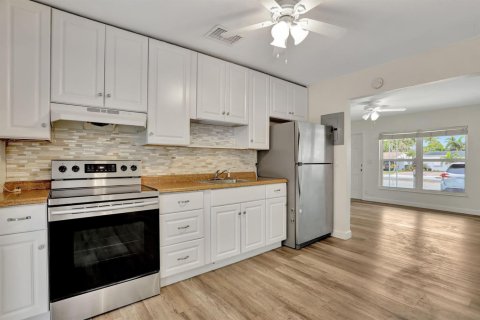 House in Oakland Park, Florida 2 bedrooms, 93.09 sq.m. № 2392131 - photo 7