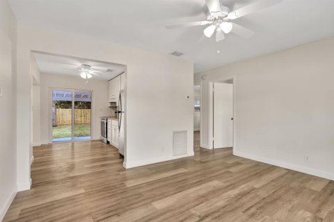 House in Oakland Park, Florida 2 bedrooms, 93.09 sq.m. № 2392131 - photo 4