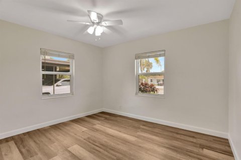 House in Oakland Park, Florida 2 bedrooms, 93.09 sq.m. № 2392131 - photo 12