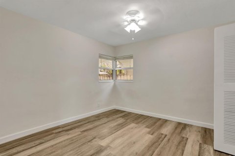 House in Oakland Park, Florida 2 bedrooms, 93.09 sq.m. № 2392131 - photo 13