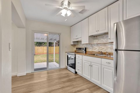 House in Oakland Park, Florida 2 bedrooms, 93.09 sq.m. № 2392131 - photo 8