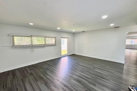 Villa ou maison à louer à Miami, Floride: 3 chambres, 223.24 m2 № 2050443 - photo 10