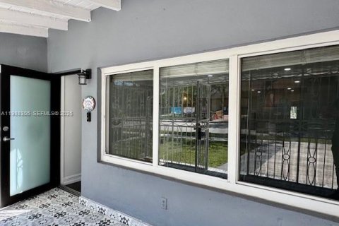 Villa ou maison à louer à Miami, Floride: 3 chambres, 223.24 m2 № 2050443 - photo 3