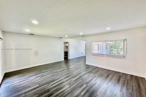 Villa ou maison à louer à Miami, Floride: 3 chambres, 223.24 m2 № 2050443 - photo 11