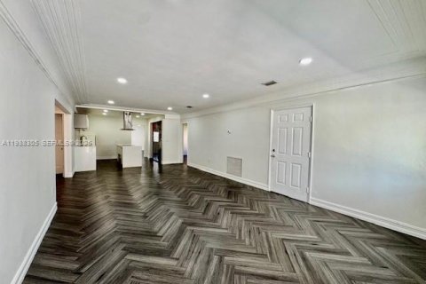 Villa ou maison à louer à Miami, Floride: 3 chambres, 223.24 m2 № 2050443 - photo 4