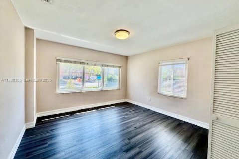 Villa ou maison à louer à Miami, Floride: 3 chambres, 223.24 m2 № 2050443 - photo 13