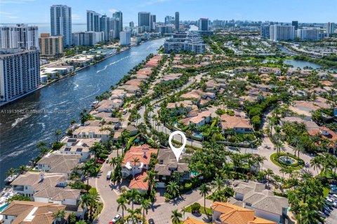 House in Hollywood, Florida 6 bedrooms, 461.17 sq.m. № 2013701 - photo 5