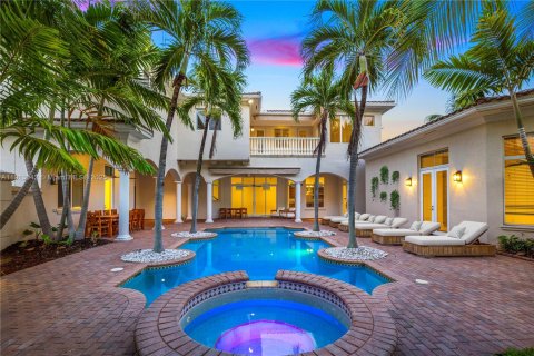 House in Hollywood, Florida 6 bedrooms, 461.17 sq.m. № 2013701 - photo 4