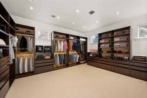 House in Hollywood, Florida 6 bedrooms, 461.17 sq.m. № 2013701 - photo 29