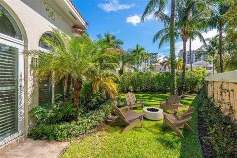 House in Hollywood, Florida 6 bedrooms, 461.17 sq.m. № 2013701 - photo 22