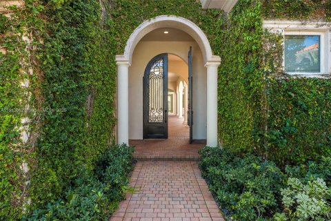 House in Hollywood, Florida 6 bedrooms, 461.17 sq.m. № 2013701 - photo 2