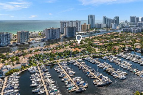 House in Hollywood, Florida 6 bedrooms, 461.17 sq.m. № 2013701 - photo 9