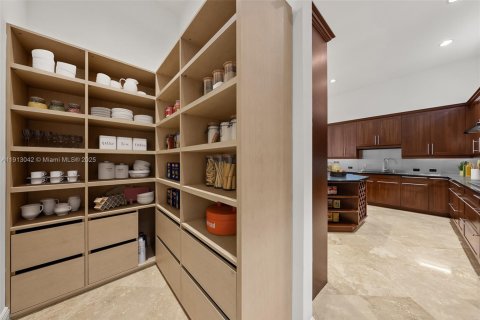 House in Hollywood, Florida 6 bedrooms, 461.17 sq.m. № 2013701 - photo 16