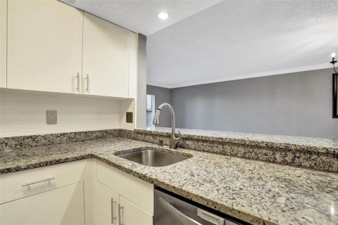 Condo in Pompano Beach, Florida, 2 bedrooms № 2081746 - photo 26