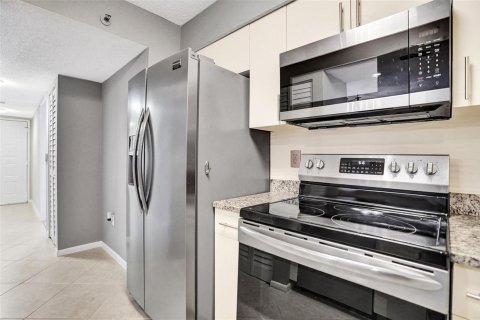 Condo in Pompano Beach, Florida, 2 bedrooms № 2081746 - photo 21