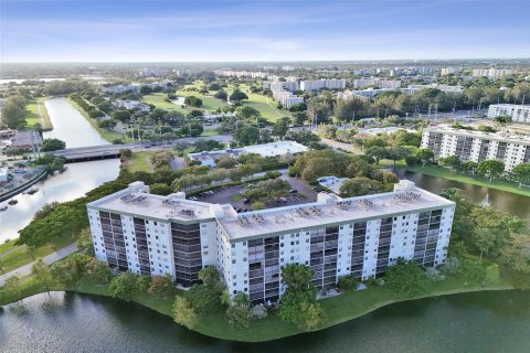 Condo in Pompano Beach, Florida, 2 bedrooms № 2081746
