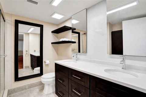 Condo in Pompano Beach, Florida, 2 bedrooms № 2081746 - photo 10