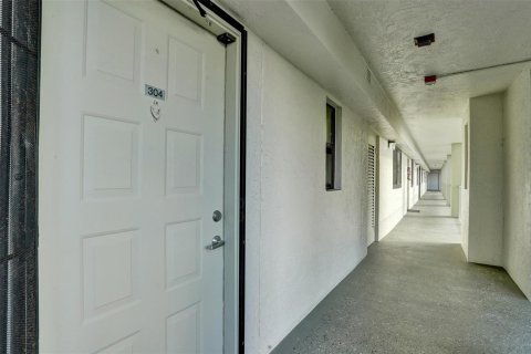 Condo in Pompano Beach, Florida, 2 bedrooms № 2081746 - photo 13