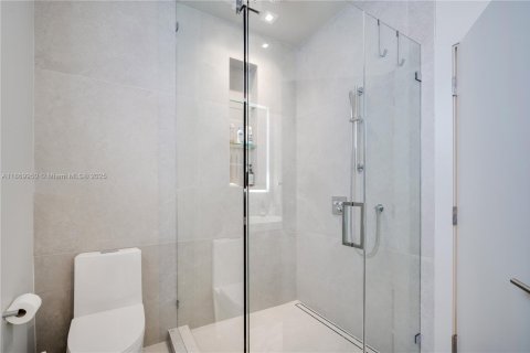 House in Miami, Florida 7 bedrooms, 387.77 sq.m. № 1923140 - photo 21