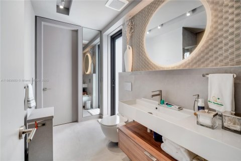 House in Miami, Florida 7 bedrooms, 387.77 sq.m. № 1923140 - photo 8