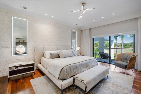 House in Miami, Florida 7 bedrooms, 387.77 sq.m. № 1923140 - photo 28