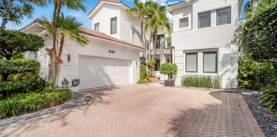 House in Miami, Florida 7 bedrooms, 387.77 sq.m. № 1923140