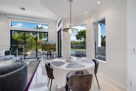 House in Miami, Florida 7 bedrooms, 387.77 sq.m. № 1923140 - photo 15