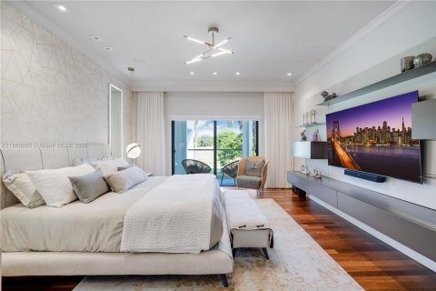 House in Miami, Florida 7 bedrooms, 387.77 sq.m. № 1923140 - photo 27