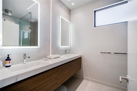 House in Miami, Florida 7 bedrooms, 387.77 sq.m. № 1923140 - photo 20