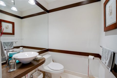 House in Miami, Florida 7 bedrooms, 387.77 sq.m. № 1923140 - photo 10