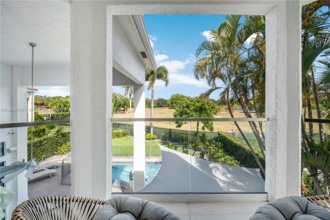 House in Miami, Florida 7 bedrooms, 387.77 sq.m. № 1923140 - photo 29