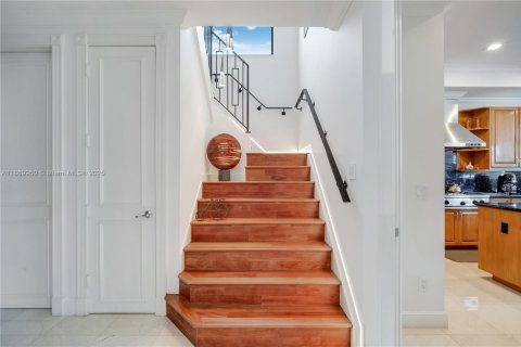 House in Miami, Florida 7 bedrooms, 387.77 sq.m. № 1923140 - photo 11
