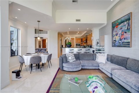 House in Miami, Florida 7 bedrooms, 387.77 sq.m. № 1923140 - photo 17