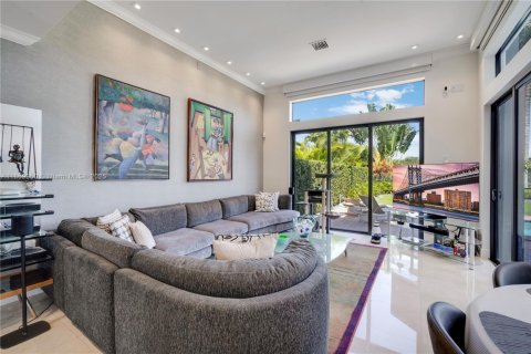 House in Miami, Florida 7 bedrooms, 387.77 sq.m. № 1923140 - photo 16